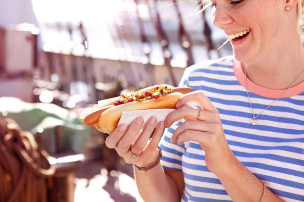 Hot Dog junge Frau auf Schiff